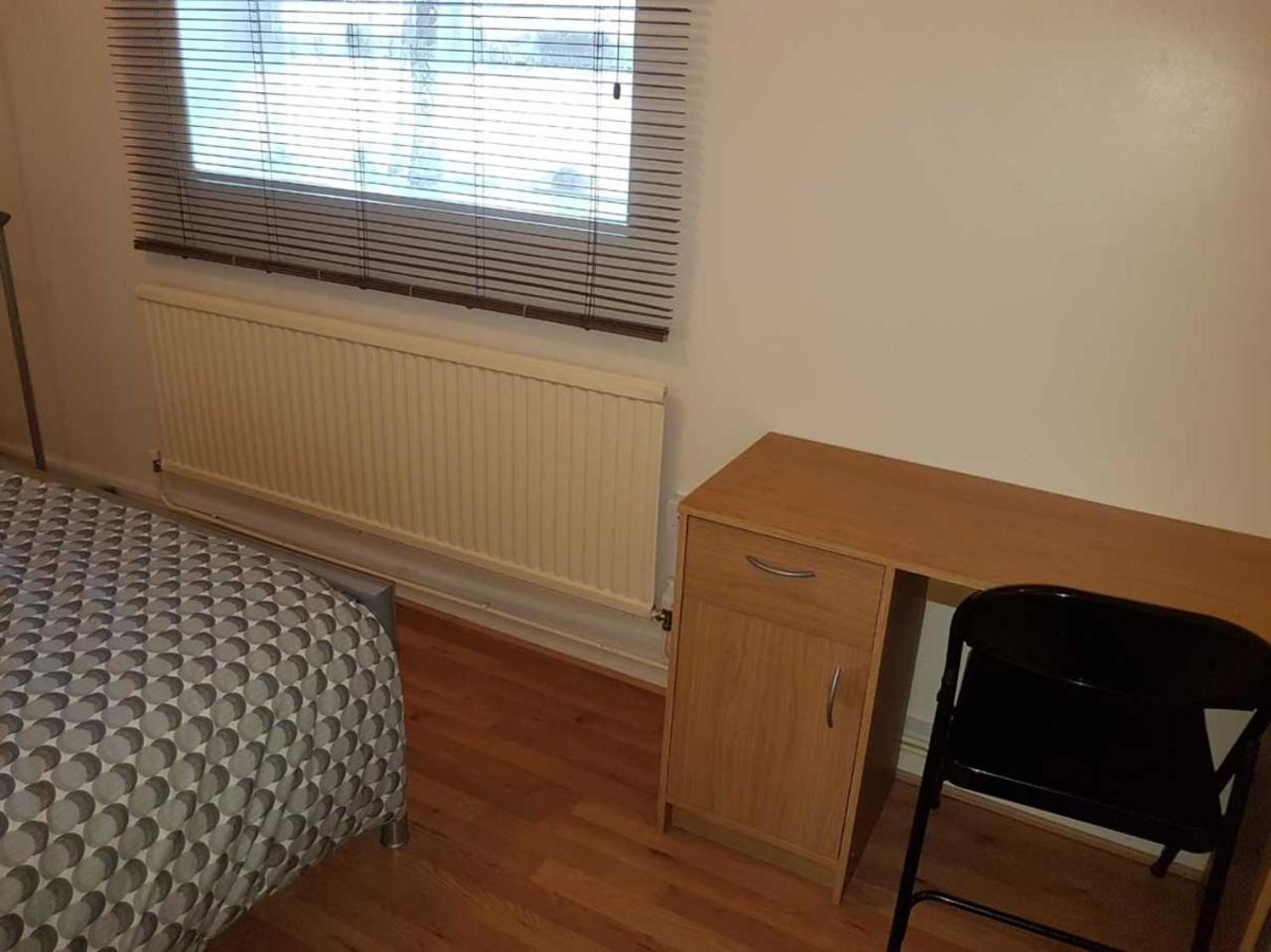 White Private Gazde/Camere de închiriat *